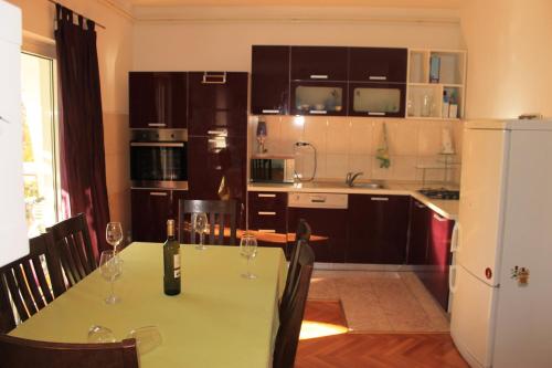Kuchyň nebo kuchyňský kout v ubytování Apartments Jakovljevic