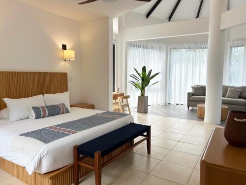 Katil atau katil-katil dalam bilik di Reunion Hotel and Wellness Center