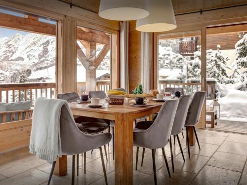 une salle à manger avec une table et des chaises en bois dans l'établissement Chalet Timan - OVO Network, à La Clusaz