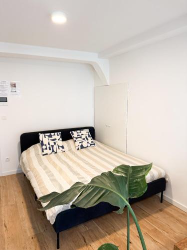 Postel nebo postele na pokoji v ubytování Mayfair Suites