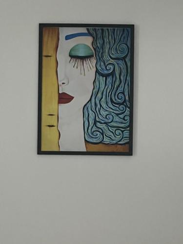 un tableau représentant une femme la tête sur un mur dans l'établissement Crystal, à Suceava