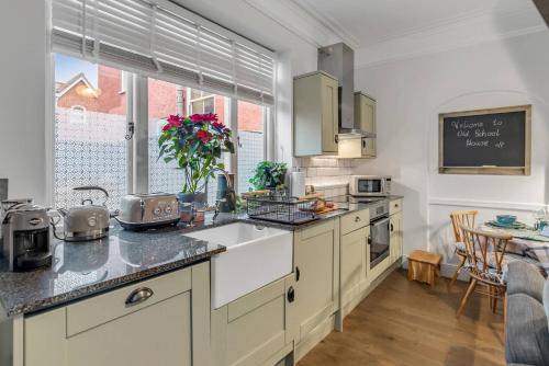 Kuchyň nebo kuchyňský kout v ubytování Central Holiday Home Full Kitchen With Parking