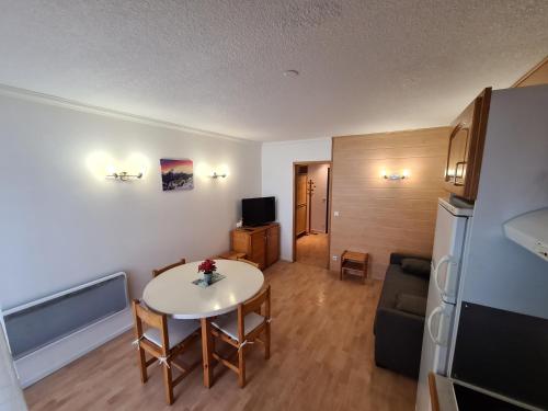 un salon avec une table et un canapé dans l'établissement ETOILE DES NEIGES, à Orcières