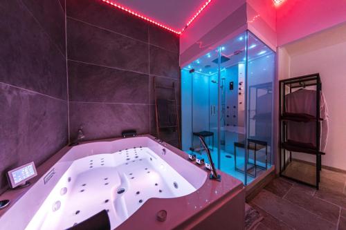 Photo de la galerie de l'établissement Appart’Détente *JACUZZI *HAMMAM*SAUNA*, à Chinon