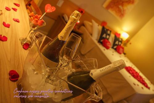 una botella de vino encima de una mesa en Hotel Nacional Inn Porto Alegre - Próximo ao Complexo Hospitalar Santa Casa e UFRGS, en Porto Alegre