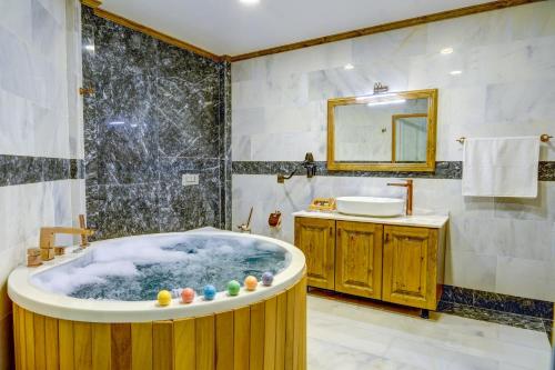 un bagno con vasca e lavandino di Unique Cappadocia Palace a Göreme