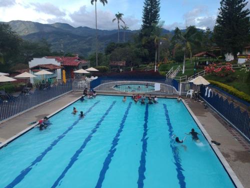 Bazén v ubytování Yarumito Finca Hotel Cabaña Gardenia nebo v jeho okolí