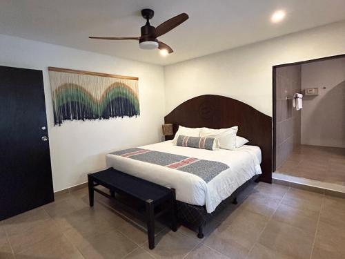 Katil atau katil-katil dalam bilik di Reunion Hotel and Wellness Center