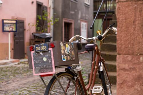 ケゼルスベールにあるChez Danielの看板が付いた路上に駐輪された自転車