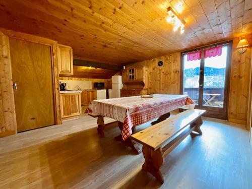 une grande chambre avec une table et une cuisine dans l'établissement Le Grand Aigle, bel appartement style chalet, à Xonrupt-Longemer