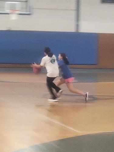 a man and a girl playing a game of frisbee at Apartamento con Bella Vista in Santiago de los Caballeros