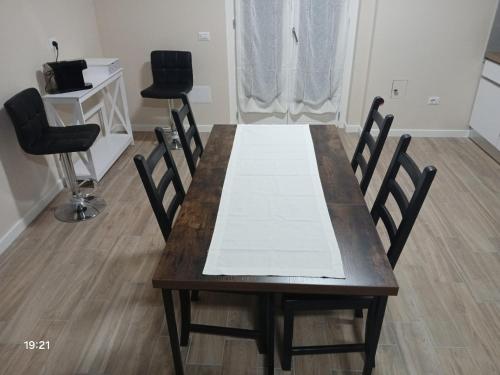 a dining room table with chairs and a desk at La Casa nella Contea in Terni