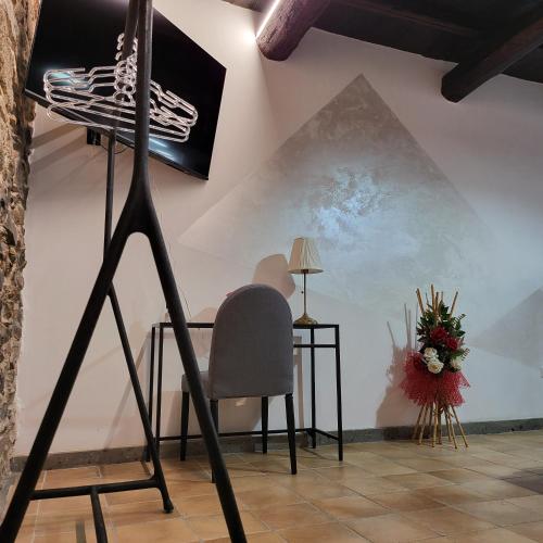 a room with a tripod and a table and a chair at Appartamento Margherita in Genzano di Roma