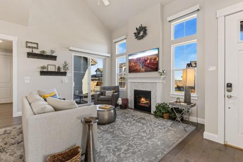 Posezení v ubytování Colorado Modern Retreat with King Beds, Pickleball