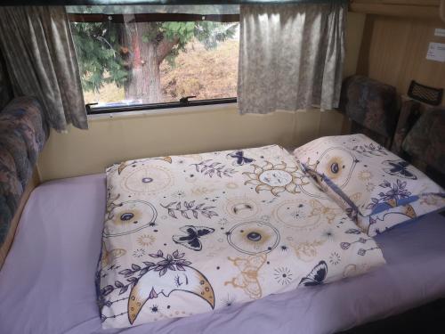 Postel nebo postele na pokoji v ubytování Motorhome Experience
