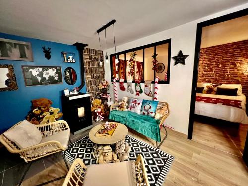 un salon avec un canapé et un lit dans l'établissement La maison de Noel et ses lutins, à Calais