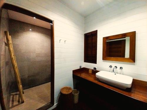 un bagno con un lavandino bianco e una doccia di MOOREA - Villa Ana Mua a Papetoai