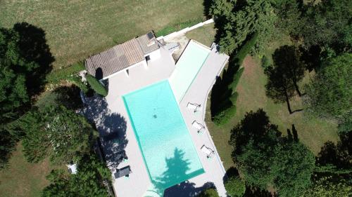 une vue aérienne d'une maison avec piscine dans l'établissement Maison Terral, piscine privée, entre Sarlat et Rocamadour, à Calès