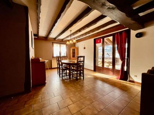 une salle à manger avec une table et des chaises dans une pièce dans l'établissement Le Grand Ours, appartement spacieux avec terrasse, à Xonrupt-Longemer
