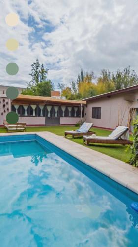 Berdina casa estilo loft con jardín, parrilla y cochera a 3 cuadras de la plaza de Chacras de Coria