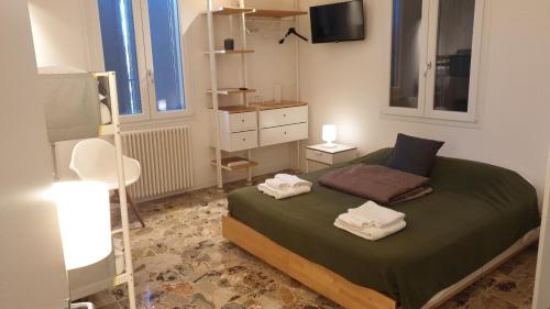 Ένα ή περισσότερα κρεβάτια σε δωμάτιο στο Casadelfalegname FRASSINO 3 Stanze 7 posti letto 1 singola 1 doppia 1 tripla