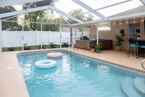 Der Swimmingpool an oder in der Nähe von Escape to Secluded Spa, Heated Pool, Game Room, Firepit Near Crystal and Rainbow Rivers