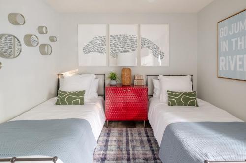 Ein Bett oder Betten in einem Zimmer der Unterkunft Escape to Secluded Spa, Heated Pool, Game Room, Firepit Near Crystal and Rainbow Rivers