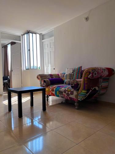 a living room with a couch and a table at Edificio Las Vegas Apto privado a 15 min de Clínica Valle del Lili y Univalle a 5 min de Unicentro in Cali