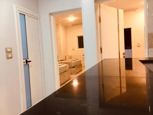 アスワンにあるDiamond Guest House Kのリビングルームを望むリビングルーム