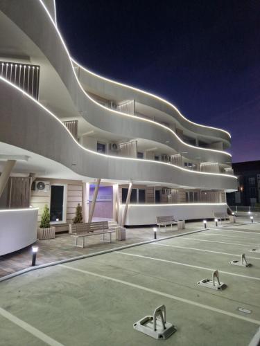 an exterior view of a building with a tennis court at Apartman Kali Srebrno jezero in Ostrovo
