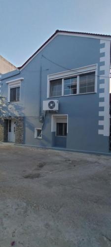 a blue building with a window on the side of it at Nenita Home in Nénita