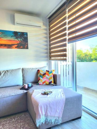 a living room with a couch and a table at Apartman Kali Srebrno jezero in Ostrovo