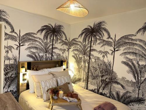 ヴァランシエンヌにあるLeRelaisdOdile - Studio Confort - Proche Hôpital - Idéal Couple & Travailleur- Accès Autoroute Rapideのベッドルーム1室(ヤシの木の壁紙のベッド1台付)
