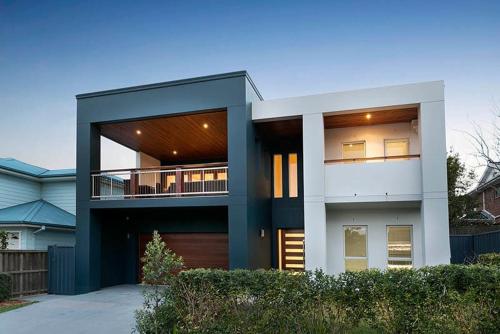 una casa grande con en Heart of the Village - Walk to the Waters Edge, en Shellharbour