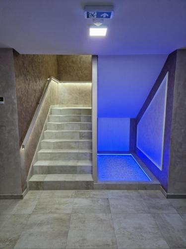 a staircase in a building with a blue wall at Apartman Kali Srebrno jezero in Ostrovo
