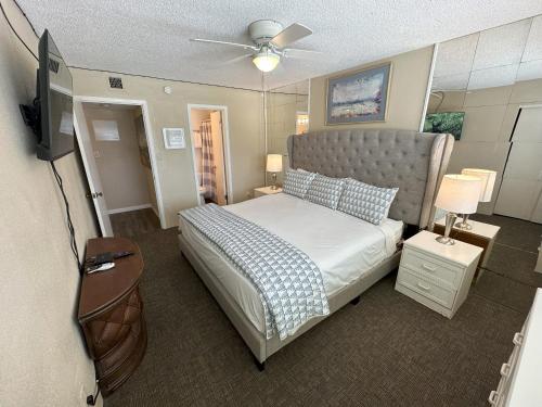 Ένα ή περισσότερα κρεβάτια σε δωμάτιο στο Beautiful Beach Front Condo at Pinnacle Port A-125