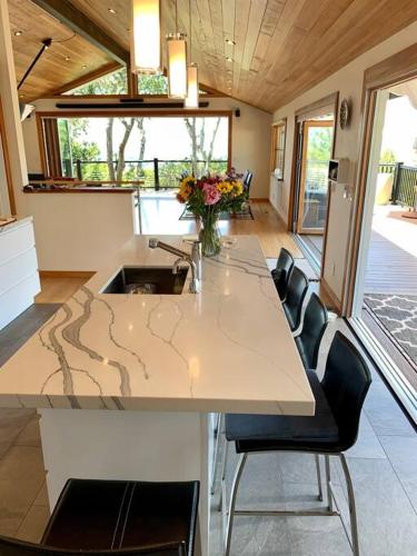 Ruang duduk di Amazing View Villa in Marin Close to SF and Napa