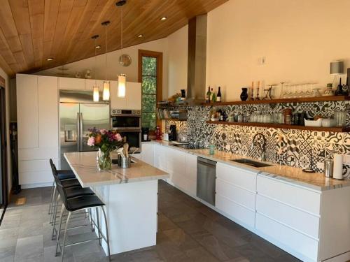 Dapur atau dapur kecil di Amazing View Villa in Marin Close to SF and Napa