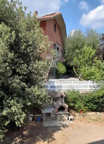 a house with a stone oven in a yard at La Poltrona del Diavolo in Montenero