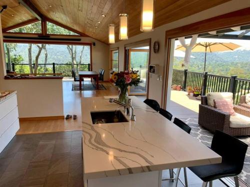 Balkoni atau teres di Amazing View Villa in Marin Close to SF and Napa