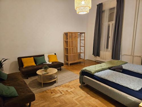 Postel nebo postele na pokoji v ubytování Downtown Gem Rooms