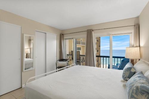 巴拿马城海滩Lazy Days Cabana at Pinnacle Port A-540的一间带床的卧室，可欣赏海景