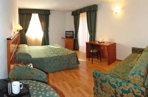 เตียงในห้องที่ Albergo Aprica Garni