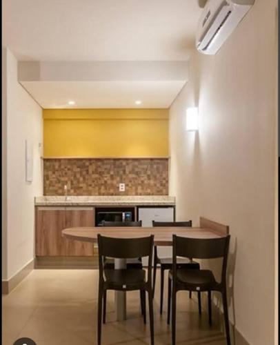 una cucina con un tavolo e sedie in una stanza di Hotel Resort 2025 a Olímpia