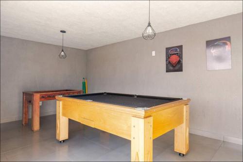 a ping pong table in a room with a pool table at Espaço de festas e Hospedagem Cintia Lima in Betim