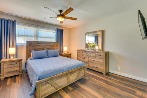 Ένα ή περισσότερα κρεβάτια σε δωμάτιο στο Walk to Okaloosa Island Beach Coastal Condo!