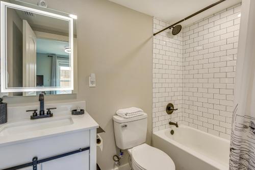 Ένα μπάνιο στο Walk to Okaloosa Island Beach Coastal Condo!