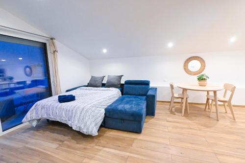 une chambre avec un lit, une table et des chaises dans l'établissement Studio cozy avec terrasse n12, à Nice