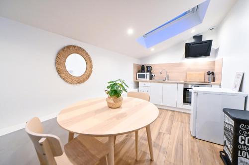 une cuisine et une salle à manger avec une table et des chaises dans l'établissement Studio cozy avec terrasse n12, à Nice