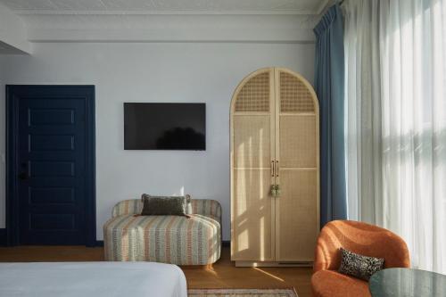 Granger Hotel San Diego Downtown, A Part of Marriott Bonvoyにあるベッド
